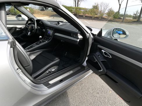 Used 2017 Porsche 911 Carrera 4S image 34