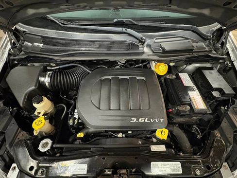 Used 2015 Chrysler Town & Country Touring-L w/ Driver Convenience Group image 40