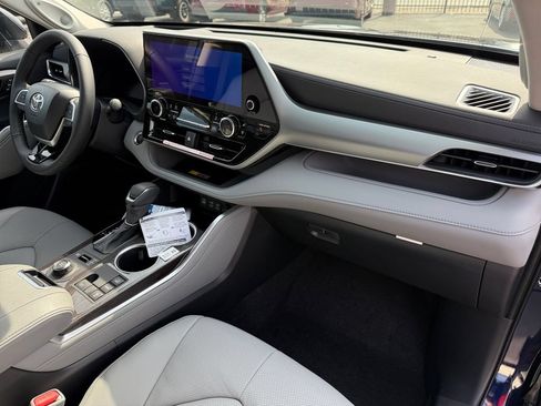 New 2026 Toyota Highlander Platinum AWD/4WD image 17