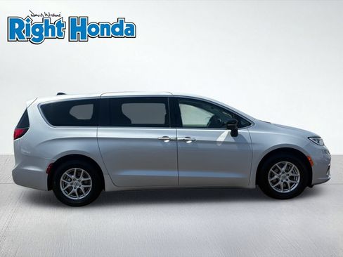 Used 2024 Chrysler Pacifica Touring-L FWD image 8