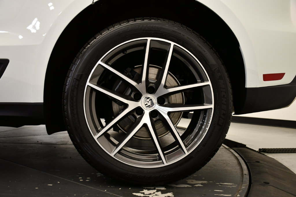 Certified 2026 Porsche Macan Turbo AWD/4WD image 17