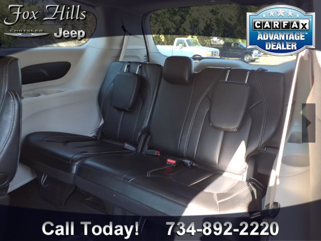 Used 2023 Chrysler Pacifica Touring-L FWD image 11