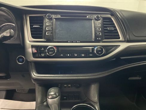 Used 2019 Toyota Highlander SE image 21