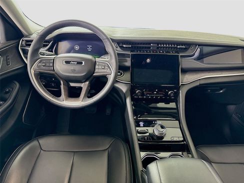 Used 2023 Jeep Grand Cherokee 4X4 image 2