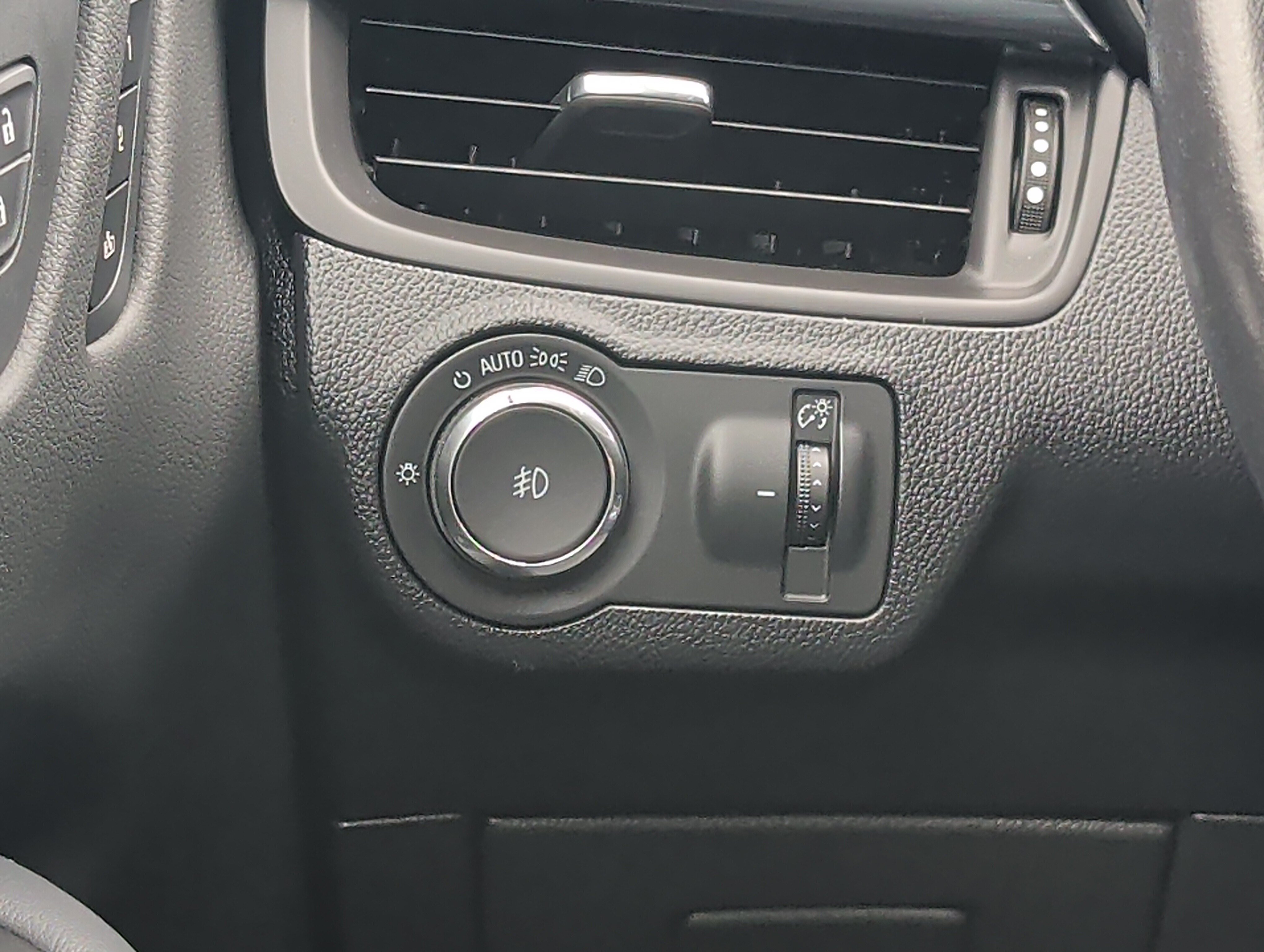 Used 2019 Buick Envision Essence FWD image 22