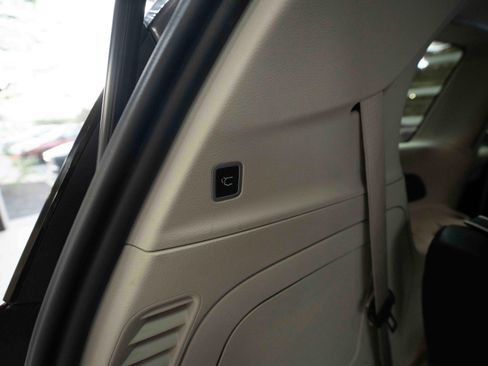 Used 2022 Chrysler Pacifica Touring-L w/ Uconnect Theater Family Group image 29