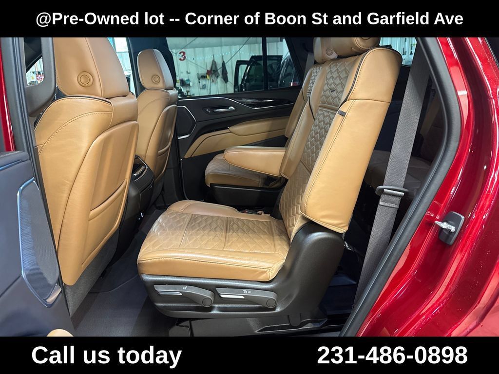 Used 2021 Cadillac Escalade Premium Luxury AWD/4WD image 27