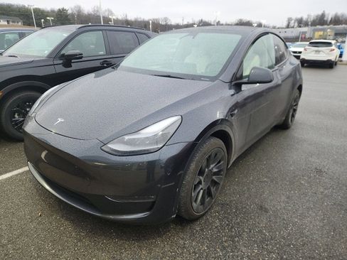 Used 2024 Tesla Model Y Long Range image 3