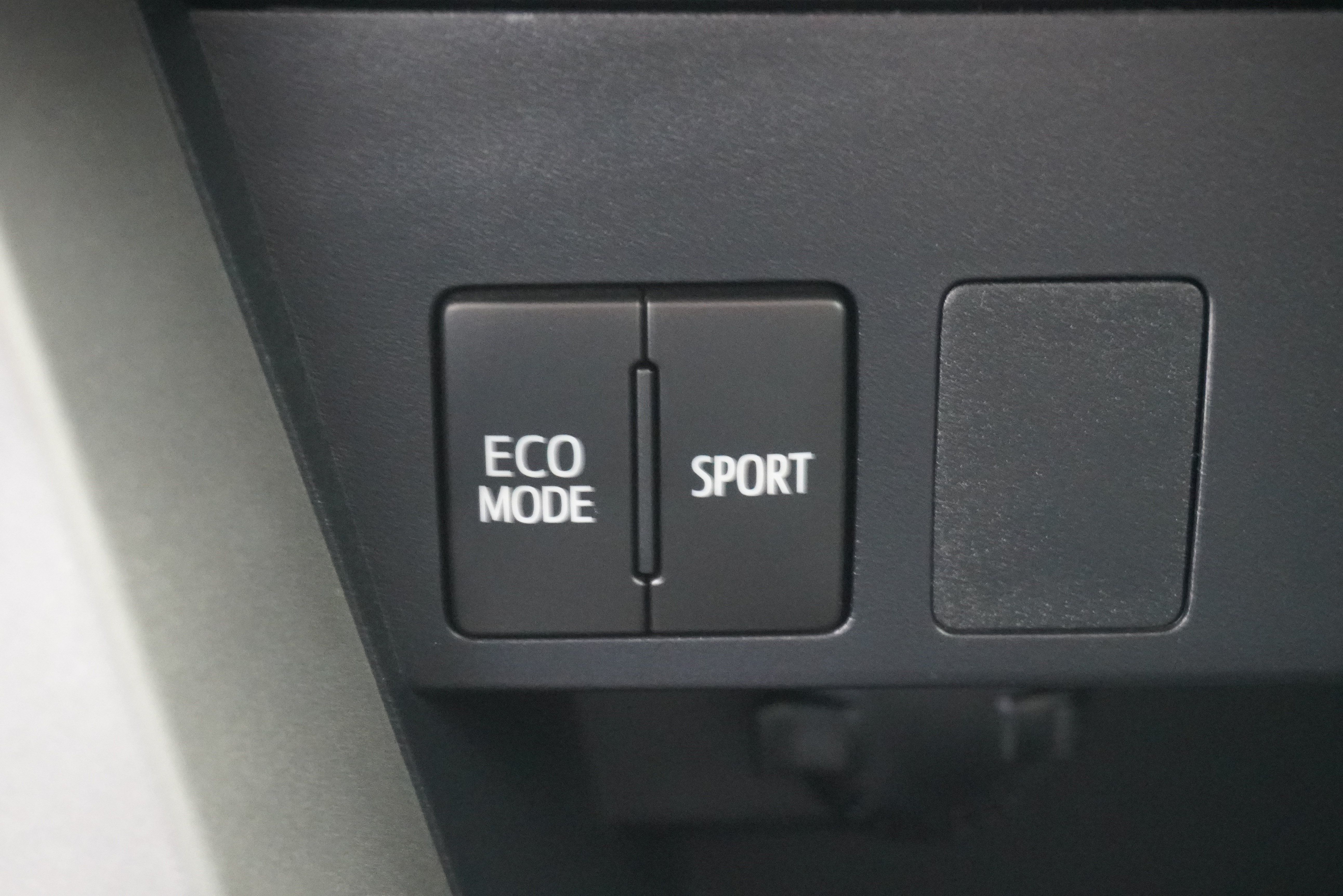 Used 2017 Toyota RAV4 LE FWD image 18