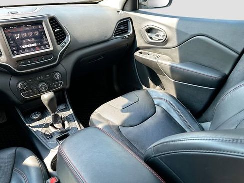 Used 2019 Jeep Cherokee Trailhawk AWD/4WD image 24