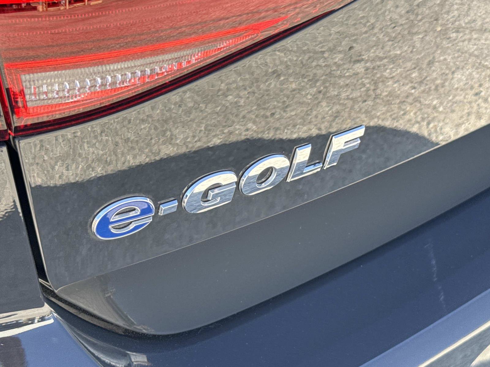 Used 2018 Volkswagen e-Golf SE w/ DC Fast Charging Package FWD image 7