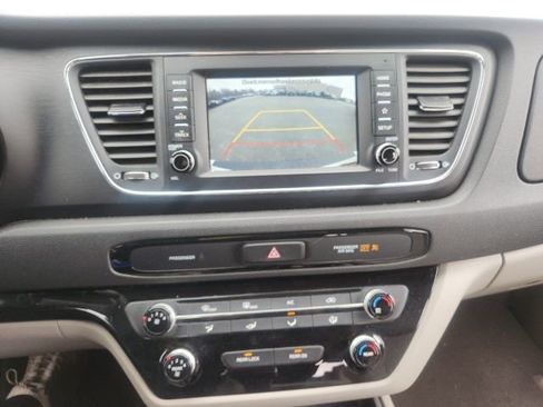 Used 2019 Kia Sedona L image 19