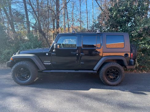 Used 2010 Jeep Wrangler Unlimited Sport image 5