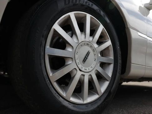 Used 2006 Lincoln Town Car Signature image 24