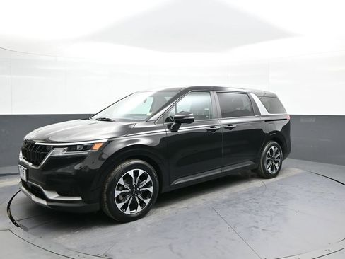 Used 2023 Kia Carnival EX image 10