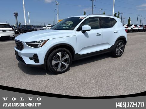 Used 2025 Volvo XC40 B5 Plus image 1