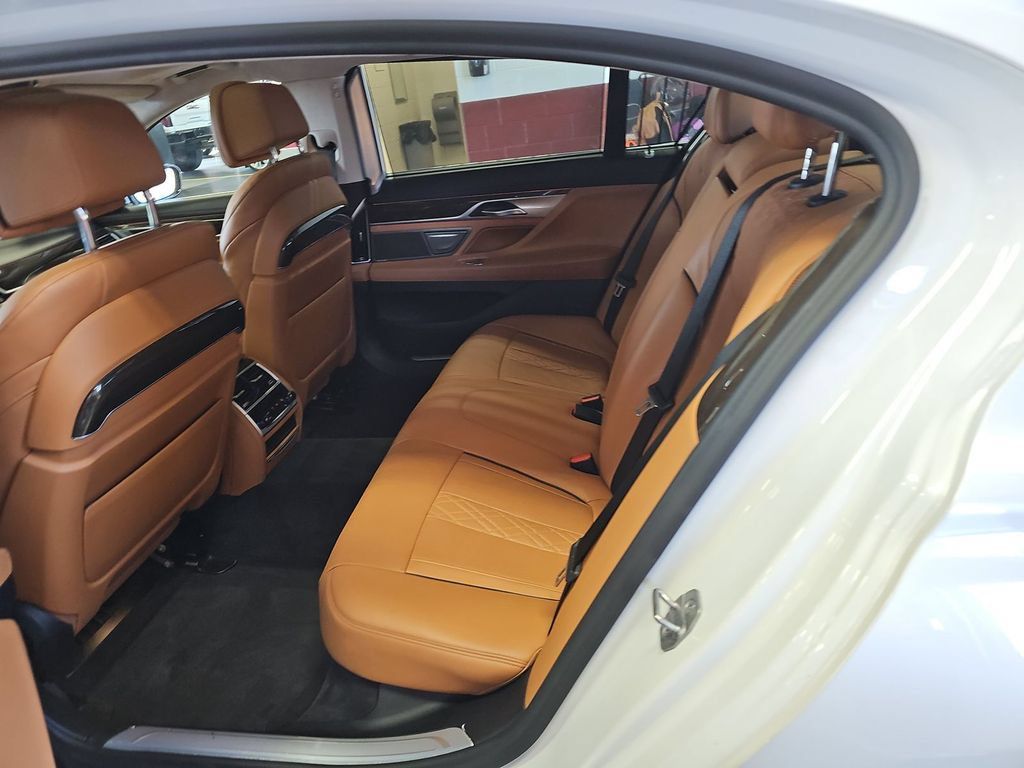 Used 2022 BMW 750i xDrive w/ Executive Package AWD/4WD image 2