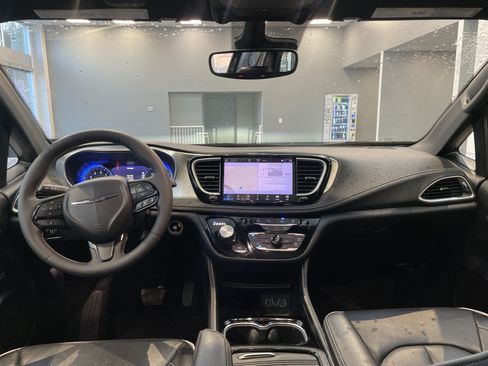 Used 2025 Chrysler Pacifica Limited FWD image 32