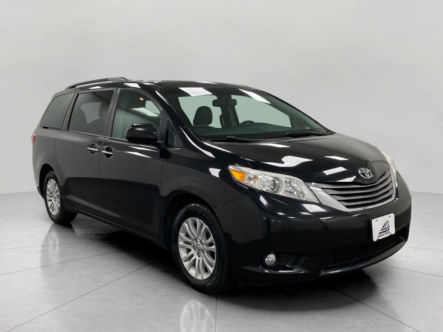 Used 2016 Toyota Sienna XLE FWD image 1