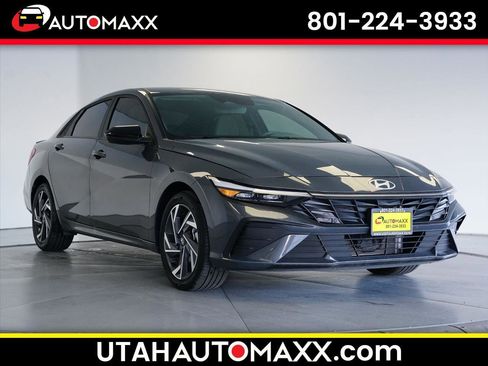 Used 2025 Hyundai Elantra SEL image 1