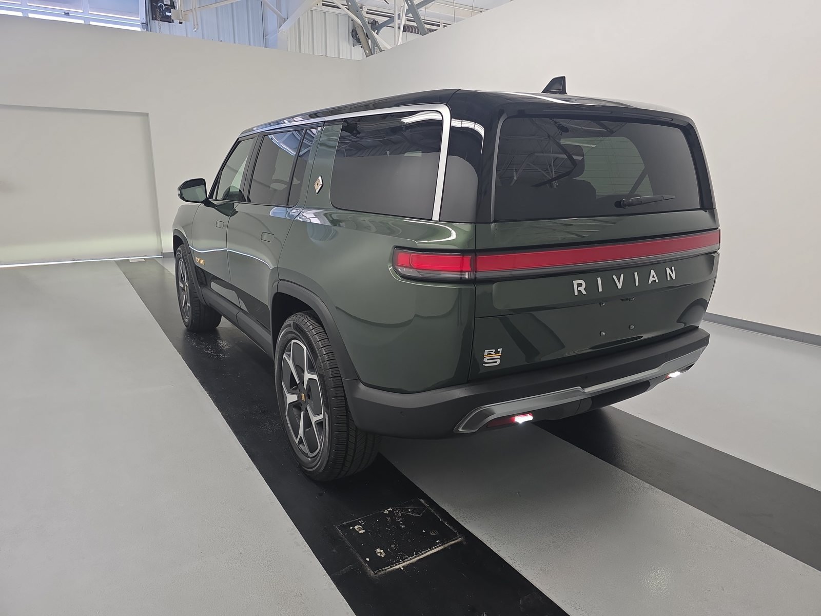 Used 2023 Rivian R1S Adventure Quad AWD/4WD image 3