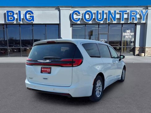 Used 2024 Chrysler Pacifica Touring-L FWD image 6