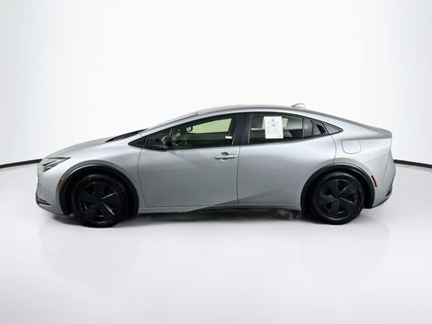 Used 2025 Toyota Prius LE FWD image 4