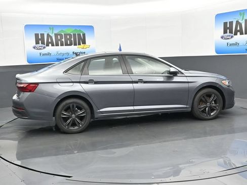 Used 2024 Volkswagen Jetta SE FWD image 6