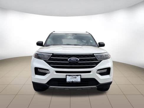 Used 2022 Ford Explorer XLT AWD/4WD image 2