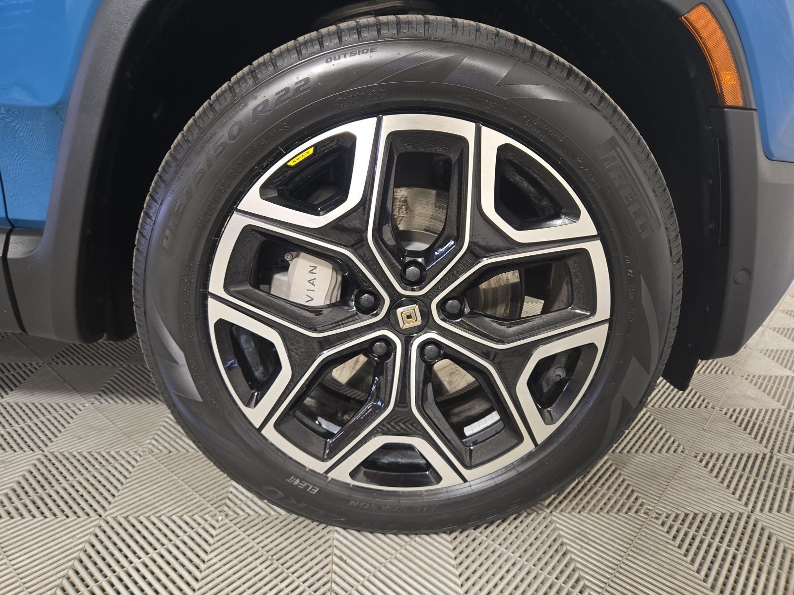Used 2025 Rivian R1S Adventure Dual AWD/4WD image 11