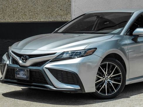 Used 2023 Toyota Camry SE FWD image 4