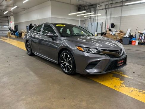 Used 2020 Toyota Camry SE image 1