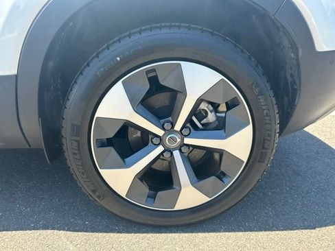 Used 2025 Volvo XC40 B5 Plus AWD/4WD image 9