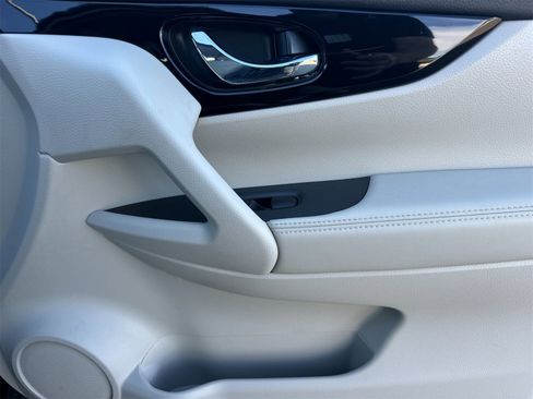 Used 2020 Nissan Rogue Sport SV image 19