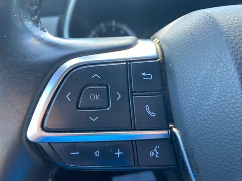 Used 2021 Toyota Highlander XLE AWD/4WD image 24