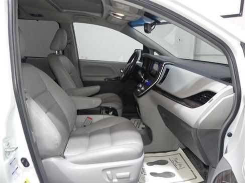 Used 2017 Toyota Sienna XLE image 22