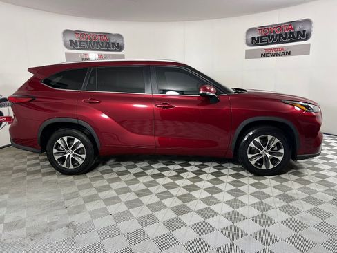 Used 2023 Toyota Highlander XLE FWD image 3
