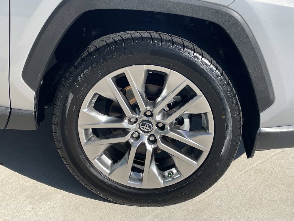 Used 2019 Toyota RAV4 XLE Premium FWD image 8