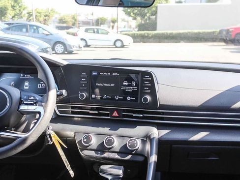 Certified 2025 Hyundai Elantra SE FWD image 17