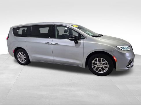 Certified 2024 Chrysler Pacifica Touring-L FWD image 26