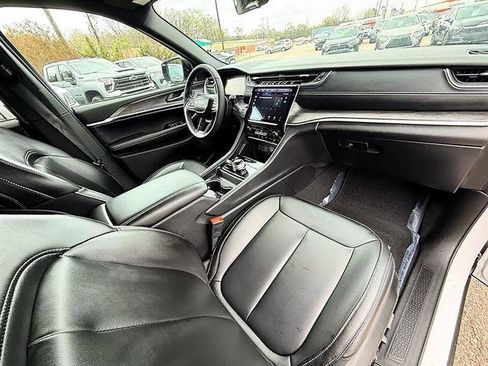 Used 2025 Jeep Grand Cherokee Limited image 21