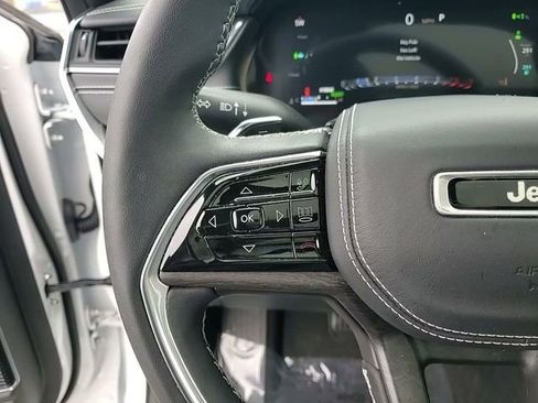 Used 2023 Jeep Grand Cherokee Overland w/ Luxury Tech Group IV image 16