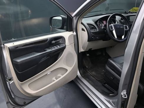 Used 2016 Chrysler Town & Country Touring w/ Driver Convenience Group FWD image 12
