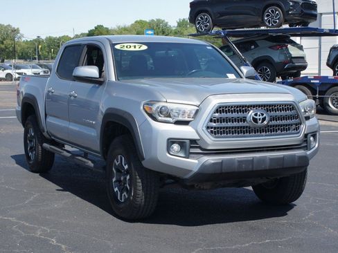 Used 2017 Toyota Tacoma TRD Off-Road AWD/4WD image 22