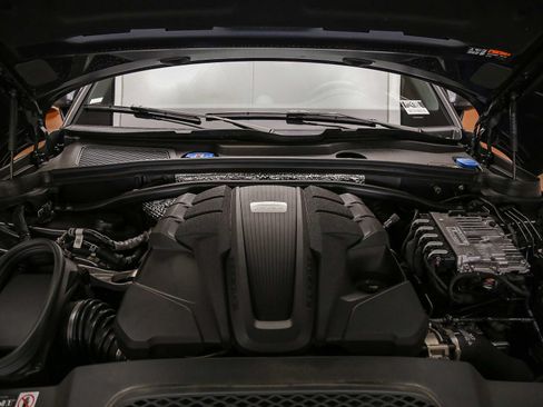 Certified 2025 Porsche Macan S AWD/4WD image 32