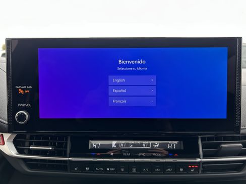 Used 2025 Toyota Sienna Platinum image 32