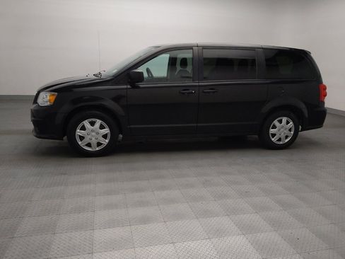 Used 2018 Dodge Grand Caravan SE w/ UConnect Hands-Free Group image 2