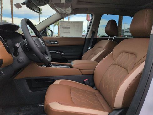 New 2026 Nissan Pathfinder Platinum image 12