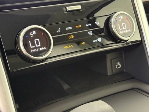 Certified 2025 Land Rover Discovery S image 18