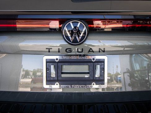 New 2026 Volkswagen Tiguan SE R-Line FWD image 18